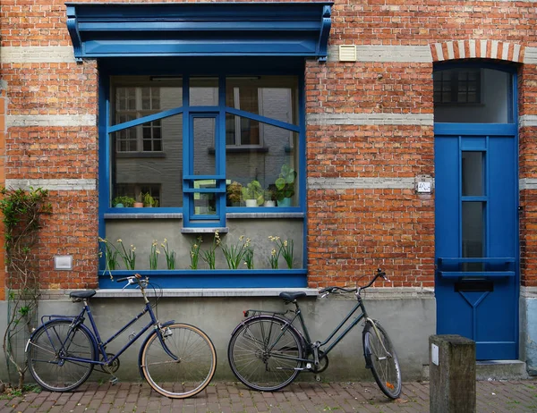 Μπλε Παράθυρο Δύο Ρετρό Ποδήλατα Στη Βελγική Πόλη Ποδήλατα Που — Φωτογραφία Αρχείου