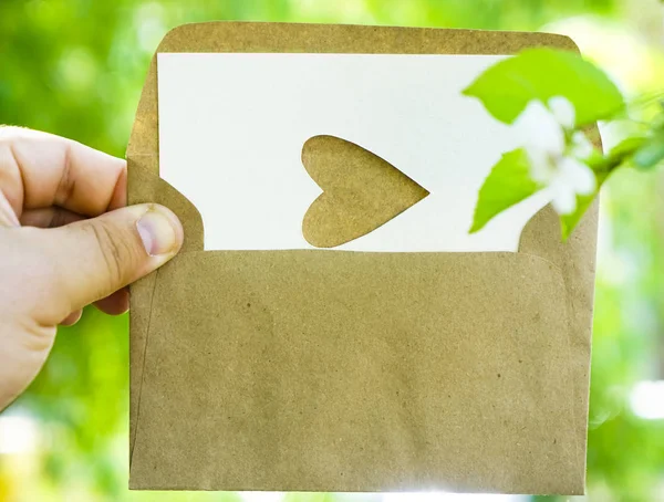 Post Tarjeta Con Forma Corazón Agujero Recortado Papel Blanco Flores —  Fotos de Stock