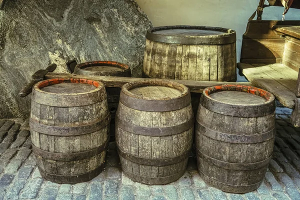 製造裏庭に多くの古い木製の樽 — ストック写真
