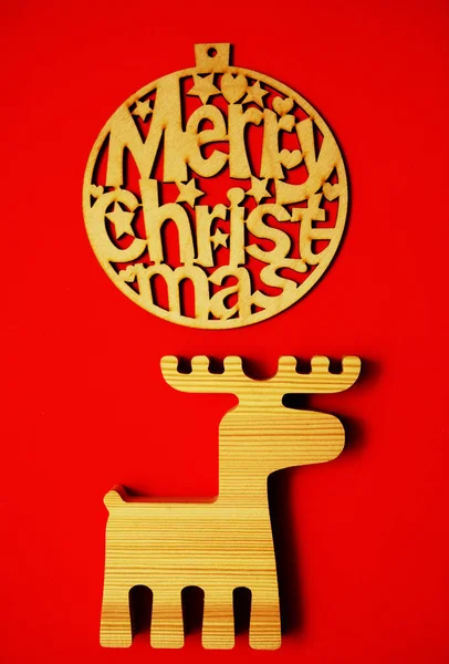木鹿标志 符号和圆形圣诞玩具在红纸背景 新年快乐 圣诞快乐 — 图库照片
