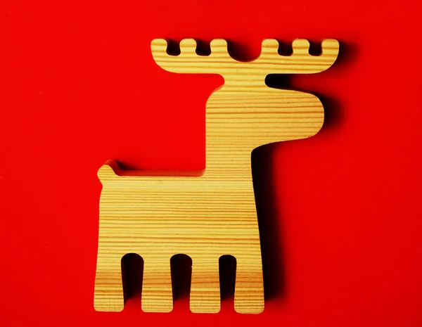 Ξύλινο Σημάδι Ελαφιού Σύμβολο Χριστουγεννιάτικο Παιχνίδι Κόκκινο Χαρτί Φόντο Ευτυχισμένο — Φωτογραφία Αρχείου