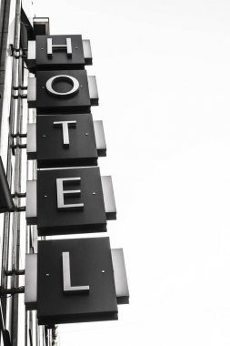 Beyaz gökyüzü altında kelime Otel ile Neon İşareti