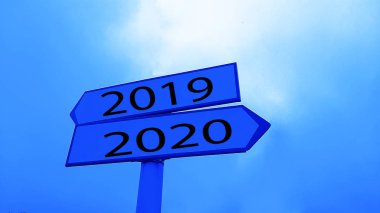 Biri 2019 için (solda), diğeri 2020 için (sağda) olmak üzere, sola ve sağa işaret eden iki sokak tabelası) 