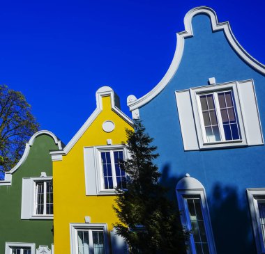 renkli evler sarı, yeşil ve mavi satır batı Avrupa.