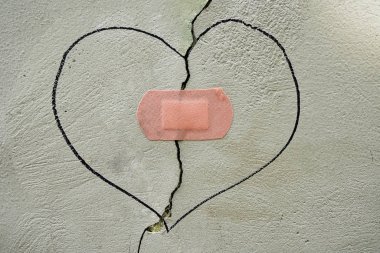 duvarda bir çatlak üzerinde yara bandı sıva, başarısız inşaat ve belirtiler etrafında doktorluk için kavram, kopya alanı.