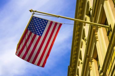  Alexandria, Virginia'da bir binaya Amerikan bayrağı asılmış.