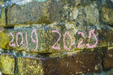  tuğla gerçek taş duvar yüzeyi ile 2019 ve 2020 mutlu yeni yıl 