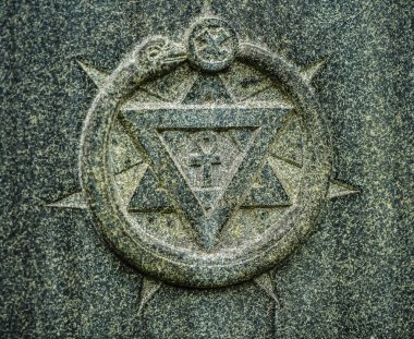 Yedi köşeli ve David yıldız. Ouroboros ve gamalı haç yuvarlak içinde. gri taş doku arka plan. 