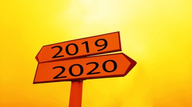 Biri 2019 için (solda), diğeri 2020 için (sağda) olmak üzere, sola ve sağa işaret eden iki sokak tabelası) 