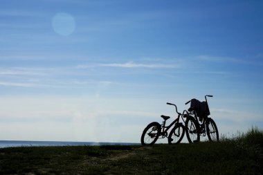 bulutlar ile günbatımı gökyüzünde bisiklet silueti. Bir grup bisiklet. hiçbir kişi. 