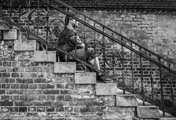 Knappe Pensive Man Zitten Stappen Baksteen Gebouw Achtergrond — Stockfoto