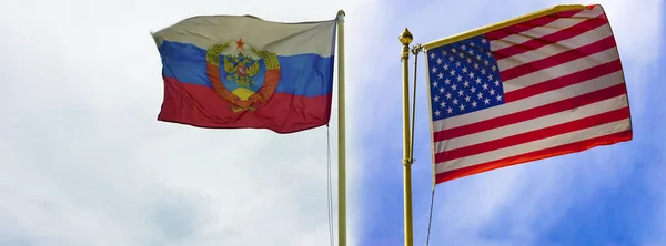 Bandeira Americana Bandeira Russa Contra Céu Azul Nuvens Relâmpagos — Fotografia de Stock