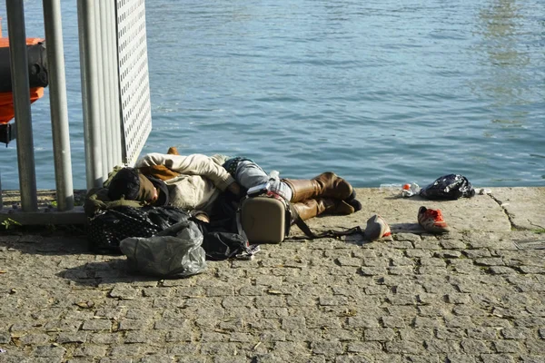 无家可归的人睡在长椅上 在海岸的流浪汉 — 图库照片