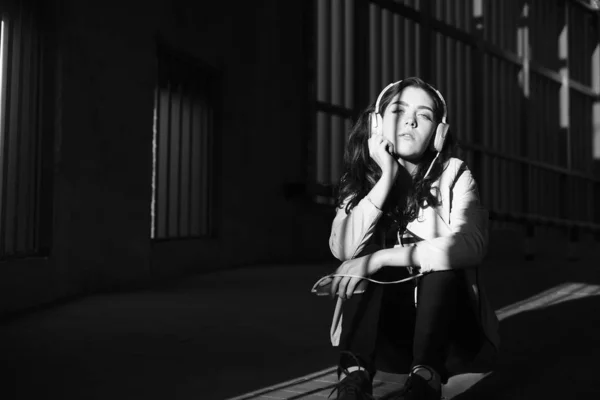 Descansar Com Alegria Mulher Bonita Ouvindo Música Sentada Chão — Fotografia de Stock