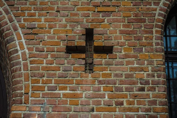 Dinding Bata Merah Dengan Lubang Dalam Bentuk Salib Menembus Melalui — Stok Foto