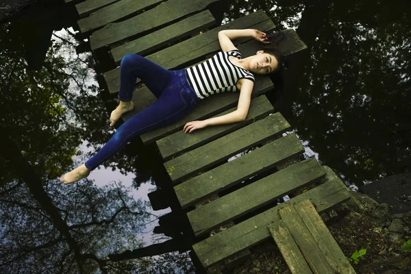 Mujer Joven Relajándose Puente Madera Sobre Río Chica Viajera Joven —  Fotos de Stock