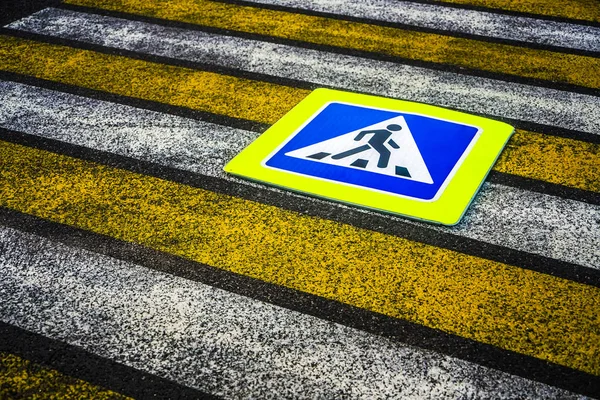 Желтые Белые Покрашенные Линии Металлический Знак Изображением Пешехода Черной Асфальтовой — стоковое фото