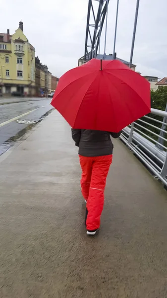 Vue Arrière Femme Avec Parapluie Rouge Marchant Dans Vieille Ville — Photo