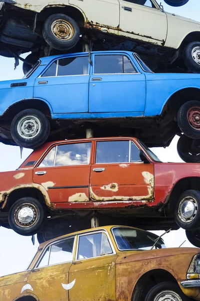 Pilha Carros Enferrujados Danificados Junkyard Dump Quebrado Caiu Carros Cemitério — Fotografia de Stock