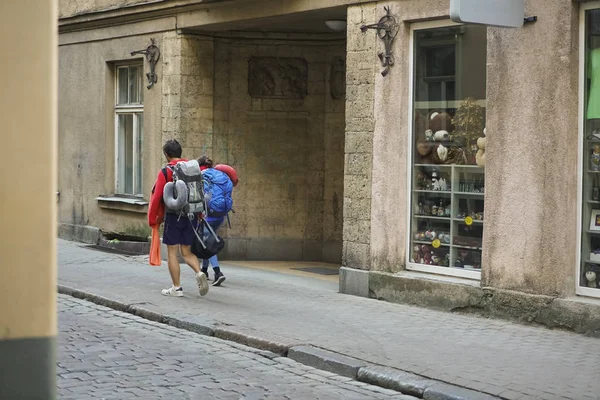 Jóvenes Viajeros Caminando Por Ciudad Europea Hombre Mujer Vacaciones Mochileros —  Fotos de Stock