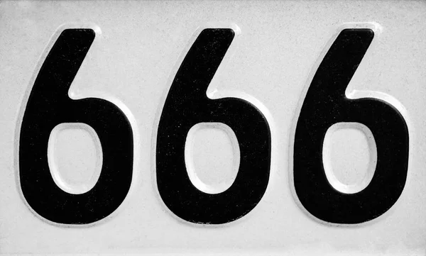 黒い番号666 薄い灰色または白い壁に隔離された3つの6 金属テクスチャ — ストック写真