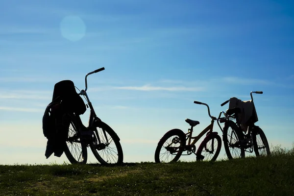 구름과 하늘에 자전거의 실루엣 자전거 그룹입니다 사람이 — 스톡 사진