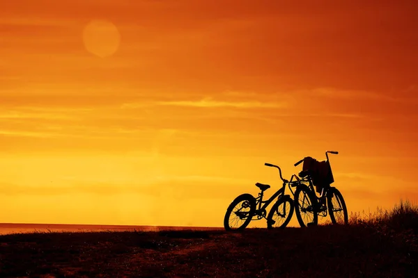 Silhouette Von Fahrrädern Himmel Bei Sonnenuntergang Mit Wolken Fahrradgruppe Keine — Stockfoto