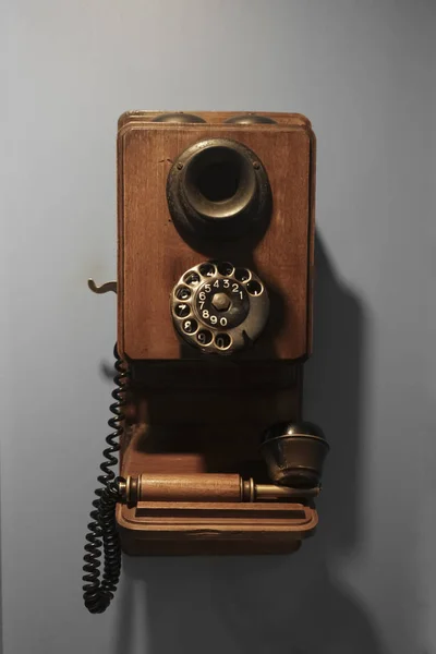 Einer Wand Hängt Ein Antikes Holztelefon Altes Holztelefon Einer Betonwand — Stockfoto