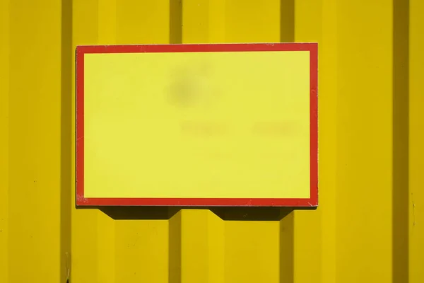 Marco Rojo Sobre Fondo Metálico Amarillo Para Ilustraciones Diseño Patrones — Foto de Stock