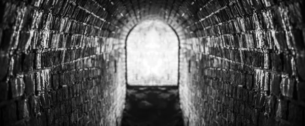消失点の視点を持つ抽象的な背景としての無限のトンネル 古いレンガの入り口トンネル 暗いアーチ型の出入り口ブラックホワイト — ストック写真