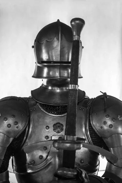 剣を持った騎士剣とヘルメットを持つ強力な重戦闘機 — ストック写真