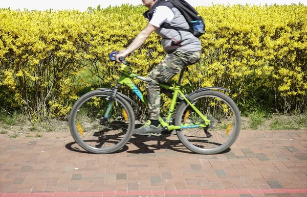 Man Sportig Cykel Modern Gata Mot Gula Bush — Stockfoto