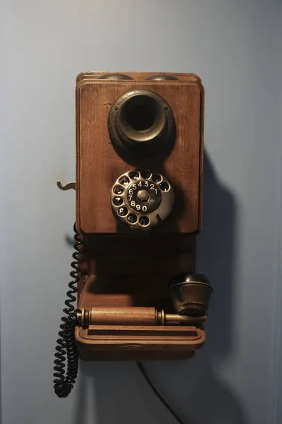 Стене Висит Старинный Деревянный Телефон Старый Деревянный Телефон Бетонной Стене — стоковое фото