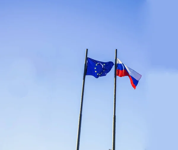 Európai Unió Oroszország Zászlókat Kék Égbolt Hátterében — Stock Fotó