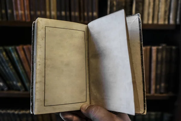 Manlig Elev Läser Bok Biblioteket Hand Holding Gamla Vintage Bok — Stockfoto