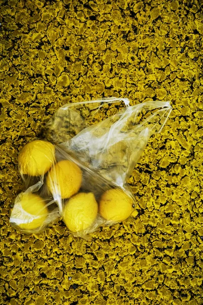 Množství Žlutých Citronů Průhledném Obalu Asfaltové Silnici — Stock fotografie