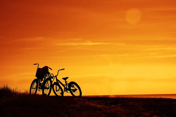 自行车在日落天空与云的剪影 一组自行车 没有人 — 图库照片