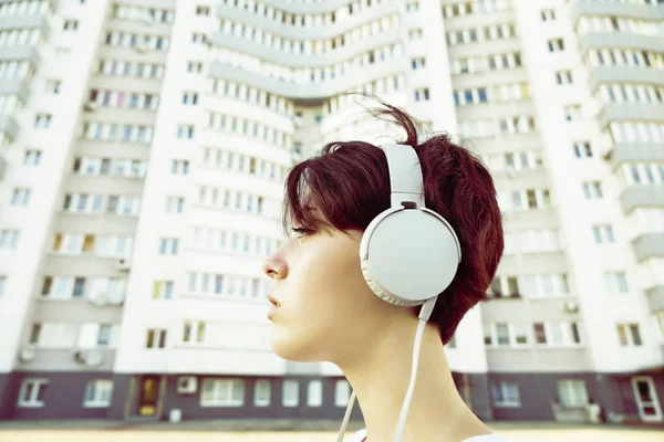 Uma Garota Ouvindo Música Seu Mp3 Portátil Celular Jovem Feliz — Fotografia de Stock