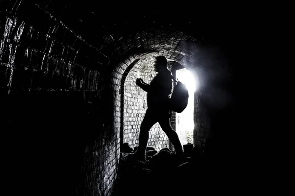 Silhouette Del Giovane Che Guarda Intensamente Allo Schermo Del Telefono — Foto Stock