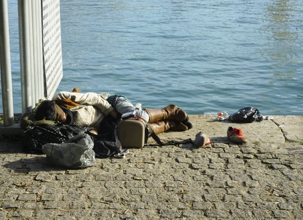 Homeless Man Sleeping Bench Bum Coast — Stock Photo, Image