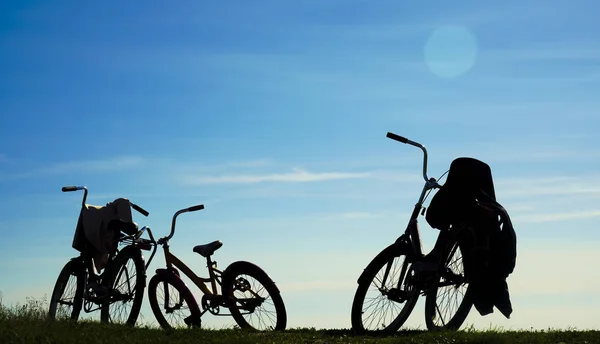 Vélos Sur Ciel Bleu Coucher Soleil Avec Nuages Groupe Vélos — Photo