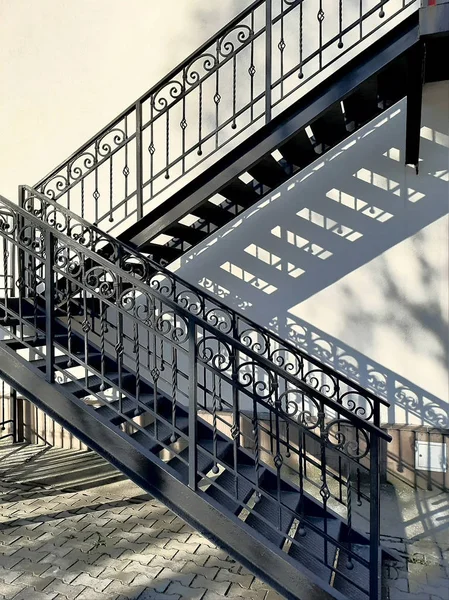 伝統的な華やかな階段の影を持つ家の構造化された明るい茶色のファサード ヴィンテージ階段晴れた日 — ストック写真