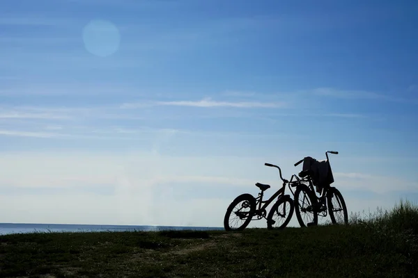 Silhouette Von Fahrrädern Himmel Bei Sonnenuntergang Mit Wolken Fahrradgruppe Keine — Stockfoto