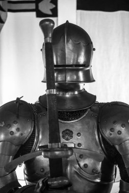 Kılıçlı şövalye. Kılıç ve kask ile güçlü ağır avcı uçağı