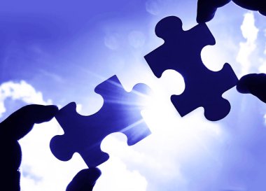 doğal gökyüzü arka plan ile bulmaca parçaları ile eller. 