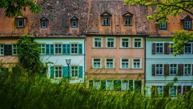 şehir görünümü. Güneşli gün, yazlık park, ağaçlar, yeşil çimenler, tarihi binalar, Avrupa'nın turistik mekanları. Bamberg, Almanya.