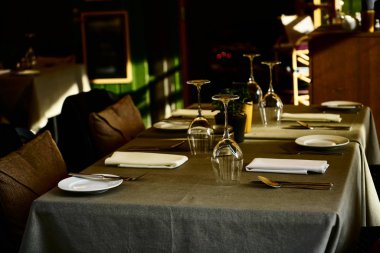 Cafe ya da restoranda yemek masalarını ayarla. Restoranda güzel servis edilen masalar.. 