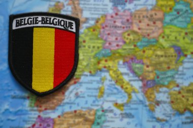 dünya haritasına yerleştirilen Belçika bayrağı ve arması