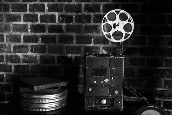 Photo Old Movie Projector Brick Wall Background Old Style Movie — Stock Photo, Image