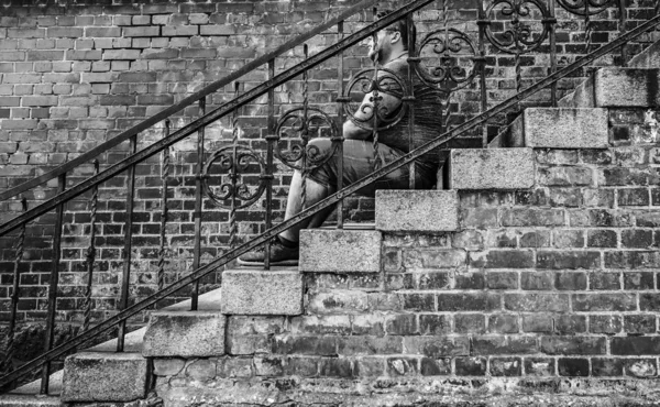 Knappe Peinzende Man Zittend Stappen Bricked Gebouw Achtergrond Portret Van — Stockfoto